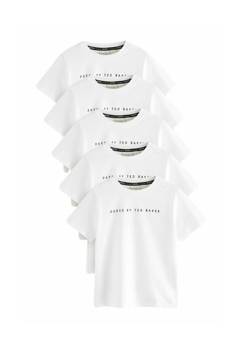 Des t-shirts en coton blanc empilés, avec un col rond et des manches courtes, ornés d'un logo noir imprimé sur le devant.