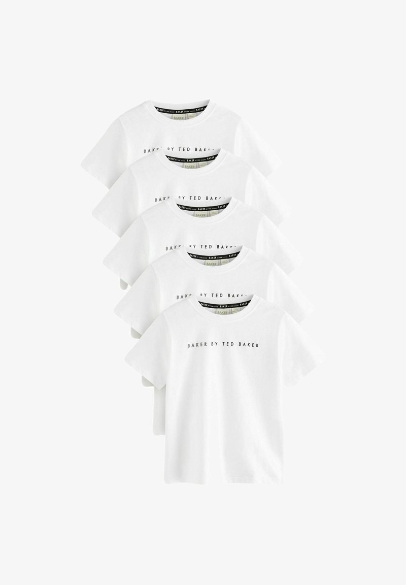 Baltas kokvilnas T-krekli, sakārtoti kaudzē, ar apaļu kakla izgriezumu un īsām piedurknēm, ar melnu drukātu logo priekšpusē.