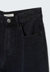 Jeans in denim nero con vita alta, caratterizzati da una chiusura con bottone, una tasca frontale singola e una trama sottile, con un design classico a gamba dritta.