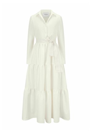 Witte jurk met lange mouwen, een kraag met knopen, een ceintuurlijn en een tiered rokontwerp. Gemaakt van zachte stof met een gladde textuur.