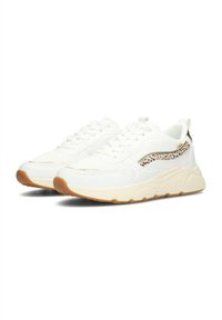 Sneakers bianchi realizzati in rete e materiali sintetici, con un accento in stampa leopardata e una suola in gomma textured.