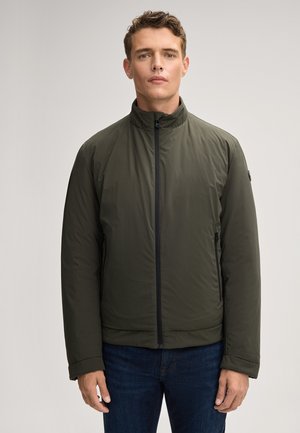 Veste légère pour homme de couleur verte avec col montant, fermeture éclair sur toute la longueur, poches latérales et texture de tissu lisse et résistant à l'eau.