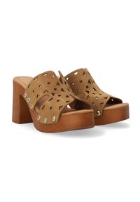 Bruine suede open-toe mules met uitsnijdingen, houten blokhakken en metallic accenten. Dikke plateau ontwerp voor extra hoogte.