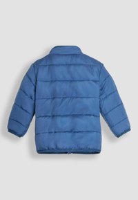 Giacca a vento blu con sezioni trapuntate orizzontali, colletto alto e polsini elasticizzati. Realizzata in materiale leggero e liscio.