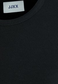 Czarny prążkowany dzianinowy T-shirt z okrągłym dekoltem i delikatną fakturą. Metka widoczna wewnątrz kołnierza. Miękki i elastyczny materiał.