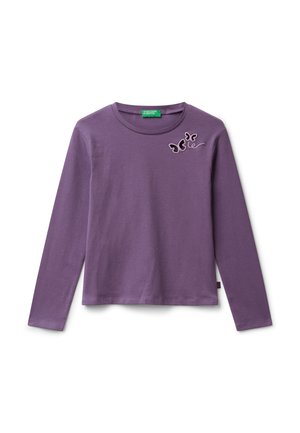 Maglietta a maniche lunghe viola con colletto tondo, decorata con due applicazioni a forma di farfalla vicino alla spalla sinistra.