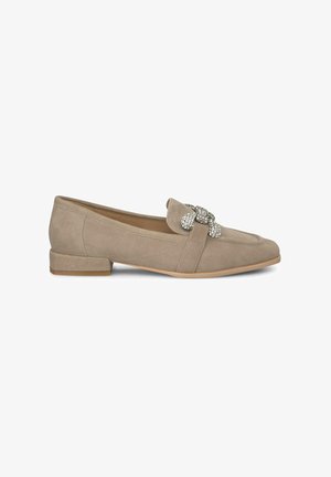 Beige Wildleder-Loafer mit niedrigem Absatz, die eine dekorative, mit Kristallen akzentuierte Schleife auf der Vorderseite haben. Glatte Textur und klassisches Design.