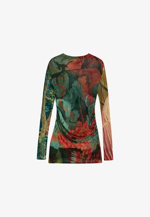 Blusa de manga larga con un patrón floral en rojo, verde y beige. La tela parece ligera con un acabado ligeramente texturizado.