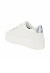 Zapatilla blanca con parte superior texturizada, punta redonda, suela plana y detalle plateado en el talón. Diseño con cordones y seis ojales.