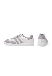 Weiße Sneaker mit grauen Wildlederakzenten, perforiertem Design und drei grauen Streifen an den Seiten. Sie verfügen über eine strukturierte Gummisohle und eine Schnürung.