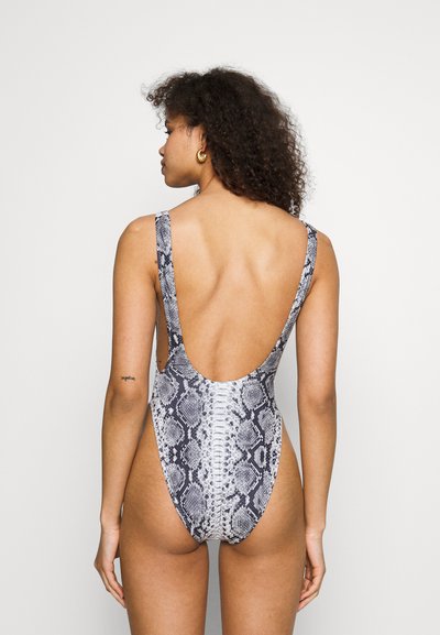 Norma Kamali MARISSA - T-shirt imprimé - black/white python