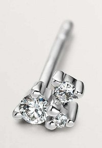 Pendiente de plata con tres gemas transparentes agrupadas de diferentes tamaños, acabado suave y pulido, y bordes redondeados.