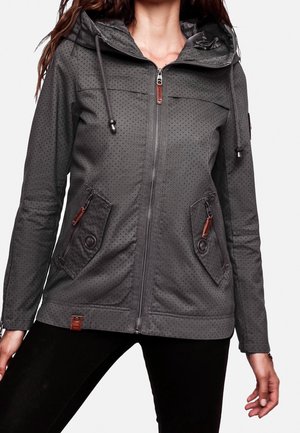 Szara kurtka z kapturem i zamkiem z przodu, o kropkowanej fakturze, z dwoma kieszeniami na zamek oraz skórzanymi akcentami. Posiada regulowane ściągacze przy kapturze.