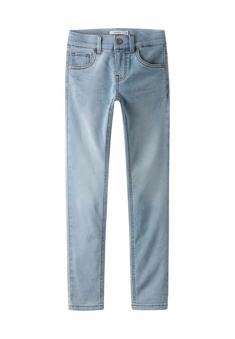 Lyseblå denimjeans med klassisk passform, fem lommer og subtile sømdetaljer langs sømmene. Har knaplukning.