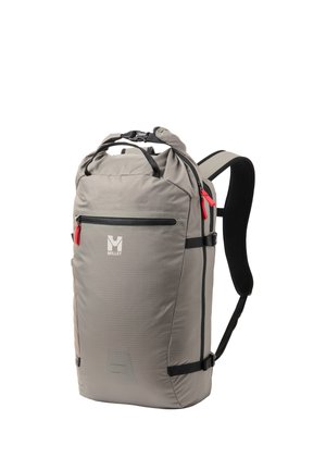 Sac à dos Gray Millet avec bretelles rembourrées noires, poche avant zippée avec languettes rouges, et poignée supérieure sur fond blanc.