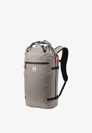 Sac à dos Gray Millet avec bretelles rembourrées noires, poche avant zippée avec languettes rouges, et poignée supérieure sur fond blanc.
