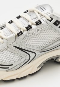 Tommy Jeans ARCHIVE RETRO - Sneakers basse - ecru