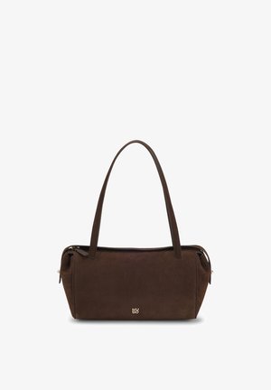 Sac à épaule rectangulaire marron foncé avec deux longues anses et un petit logo métallique subtil au centre avant.
