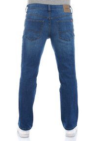 Jeans de mezclilla azul con un corte recto, que cuentan con una etiqueta de cuero en la cinturilla y dos bolsillos traseros con detalles de costura curva.