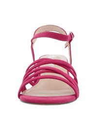 Sandalia de ante rosa con múltiples tiras, hebilla ajustable en el tobillo y suela plana. Parte superior suave y plantilla texturizada.