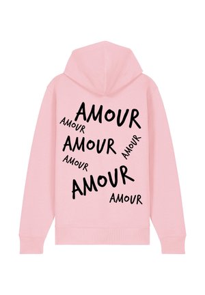 Rosa Kapuzenpulli mit verstreutem schwarzem Text, der "AMOUR" in verschiedenen Größen und Ausrichtungen schreibt, mit Kängurutasche und Kordelzugkapuze.