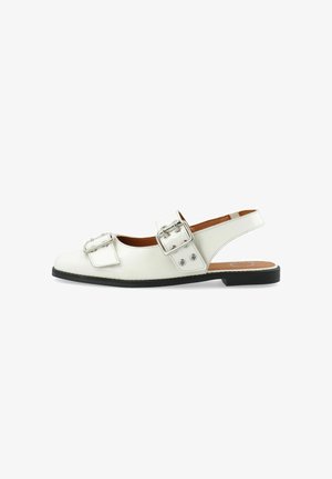 Baltas slingback zābaks ar teksturētu ādu un kvadrātveida purngalu, ar divām sudraba sprādzēm un melniem zoles akcentiem.