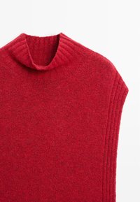 Roter Strickpullover mit einem gerippten Rollkragen, kurzärmeligem Design und glatter Textur, der subtile Farbvariationen aufweist.