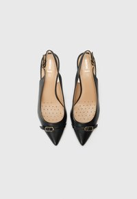Sorte slingback-sko med spiss tå, glatt lærfinish, liten gullspenne og perforert beige innersåle.