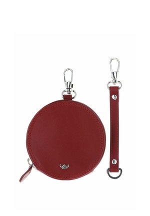 Pochette ronde en cuir rouge pour pièces avec fermeture éclair et bandoulière détachable, toutes deux dotées de fermoirs métalliques argentés pour une fixation sécurisée.