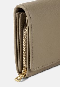 Portafoglio pieghevole realizzato in pelle beige testurizzata. Presenta una cerniera dorata e dettagli di cucitura. Forma rettangolare compatta con più slot per carte.