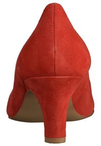 Chaussure à talon haut en suede rouge avec un bout pointu et un talon effilé. Texture lisse et détail de couture le long de l'arrière.