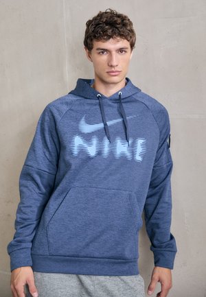 Dunkelblauer Hoodie mit einer Kängurutasche, versehen mit einem hellblauen Nike-Logo. Aus strukturiertem Stoff gefertigt, mit einer Kordelzugkapuze und gerippten Bündchen.