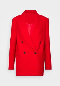 Blazer rojo de doble botonadura con solapas muesca, dos botones negros, un bolsillo en el pecho y un forro interior suave. Corte entallado y forma estructurada.