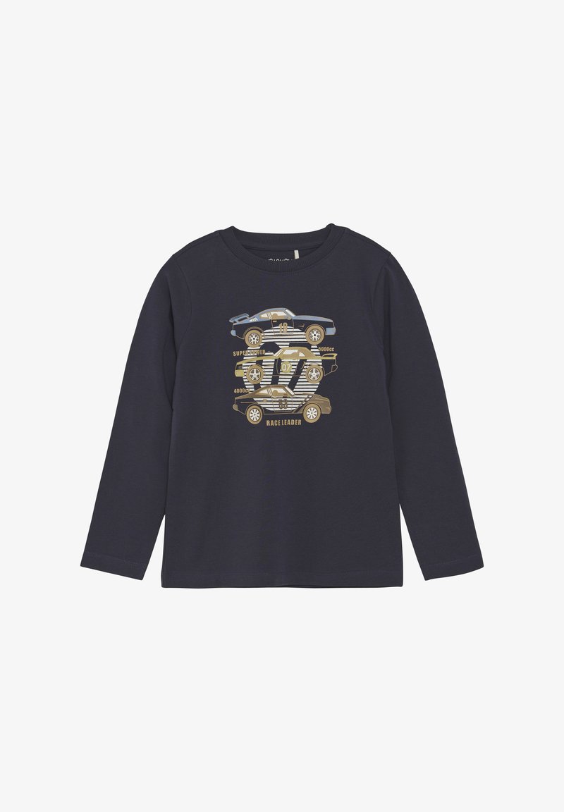 Marineblaues Langarm-T-Shirt aus Baumwolle mit einem Grafikdesign von gestapelten Rennwagen in Blau, Gold und Weiß vor einem gestreiften Hintergrund.