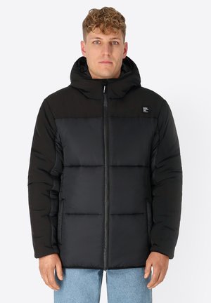 Pufferjacke aus schwarzem Synthetikmaterial, mit Kapuze, Frontreißverschluss und gestepptem Muster. Glatte Textur mit matter Oberfläche.