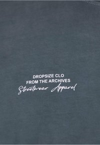Grå bomulds t-shirt med en tekstureret overflade, der har hvid tekst: "DROPSIZE CLO FRA ARKIVERNE Streetwear Tøj."
