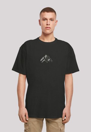 Zwarte katoen t-shirt met een losse pasvorm en korte mouwen. Beschikt over een zilveren bergafbeelding op de borst. Soepele textuur, eenvoudig ontwerp.