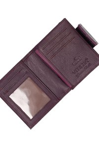 Bordeauxfarvet læderpung med tekstureret overflade, flere kortholdere, en klar ID-lomme og præget logodetaljer. Kompakt design.