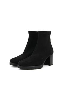 Stivaletti neri in suede con tacco largo e quadrato, texture liscia e design aderente. Presentano una punta bassa e arrotondata e una parte superiore senza cuciture.