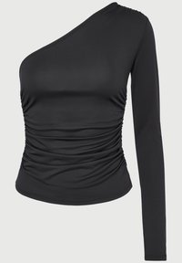 Fekete, egyvállas top sima, rugalmas anyagból; a bal oldalon redőzött textúrával és a jobb oldalon hosszú ujjú.