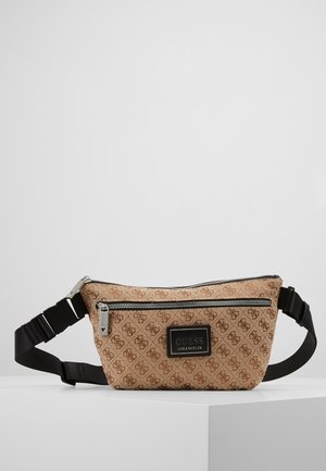 Beige Guess Los Angeles heuptas met herhalend logo-patroon, voorvak met rits, zilveren ritssluiting en verstelbare zwarte band op een witte ondergrond.