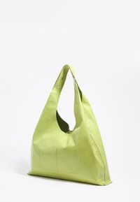 Duża, luźna torba w jasnej, limonkowej skórze. Posiada wyprofilowany pasek na ramię oraz płaskie, przeszywane detale paneli z przodu.