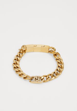 Armbånd i gulltone med polert overflate, sammenkoblede lenker, rektangulær lås og en dekorativ logo aksent med klare steiner.