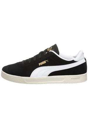 Schwarze Wildleder-Sneaker mit weißen Lederakzenten, strukturiertem Gummisohle und goldenem Logo an der Seite. Verfügt über ein klassisches Low-Top-Design.