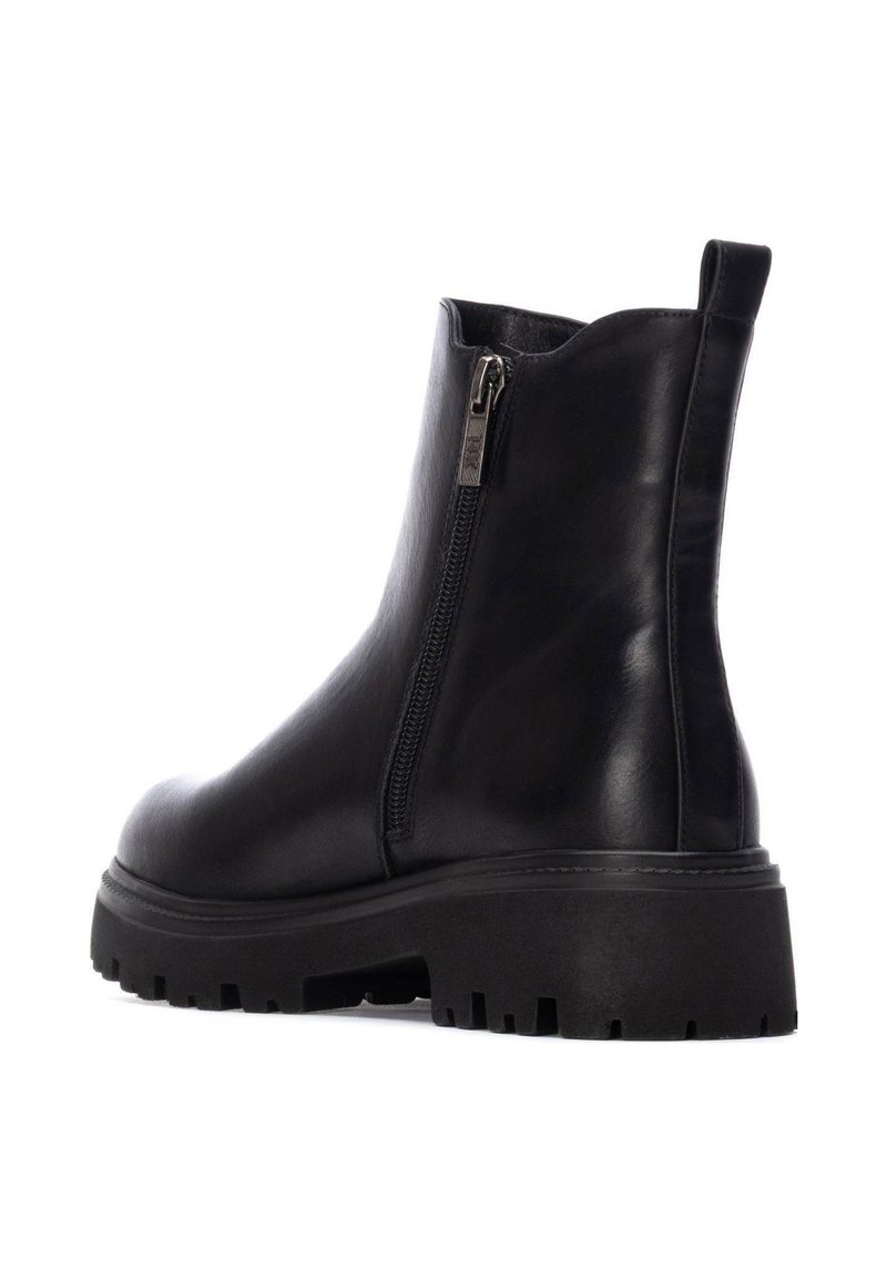 Czarny skórzany botek za kostkę z bocznym zamkiem, masywną gumową podeszwą i gładką fakturą. Posiada pętelkę z tyłu.