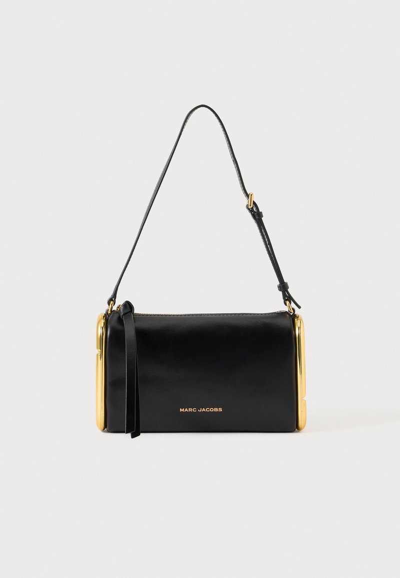 Μαύρη δερμάτινη τσάντα ώμου Marc Jacobs με πλαϊνά χρυσά μεταλλικά πλαίσια και ρυθμιζόμενο λουρί σε απλό φόντο.