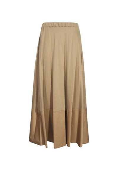 Gonna beige al ginocchio realizzata in tessuto morbido con fascia elastica in vita, caratterizzata da un design svasato e una texture sottile. Senza tasche né dettagli.