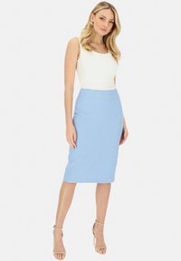 Dopasowana sukienka z białą górą i jasnoniebieską, fakturowaną spódnicą o kroju ołówkowym, z wycięciem w kształcie łódki i długości do kolan.