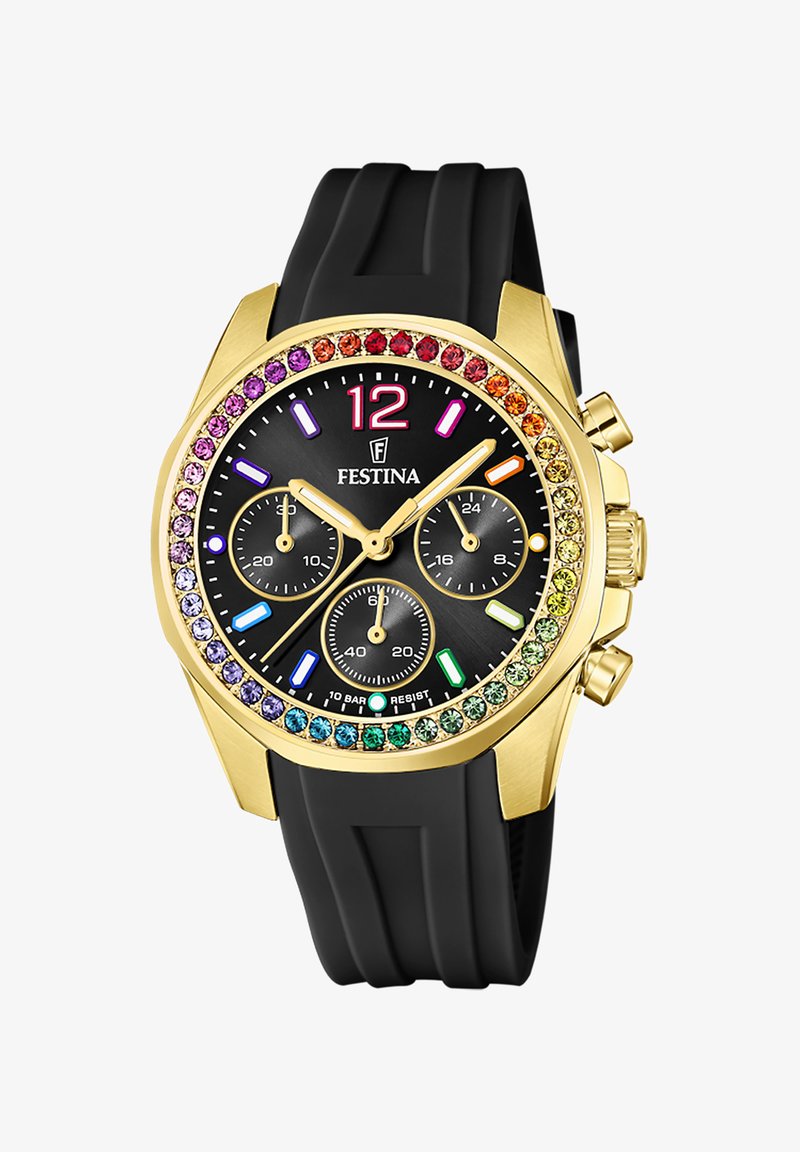 Zwarte siliconen horlogeband met een gouden kast, een zwarte wijzerplaat, kleurige kristallen op de bezel en drie sub-dials voor chronografiefuncties.