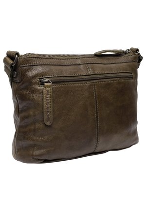 Bolso bandolera de cuero marrón con bolsillo frontal con cremallera y correa ajustable, superficie texturizada y tirador de cremallera con marca.